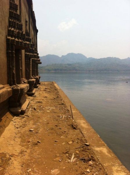 Sangkhlaburi Thailand sjunkna templet i Sangkhlaburi Thailand