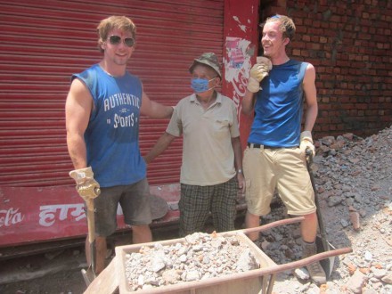 volontär-jordbävning-nepal-bygg