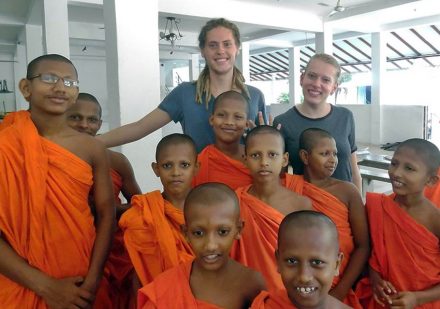 volontärresor-srilanka-undervisa-munkar