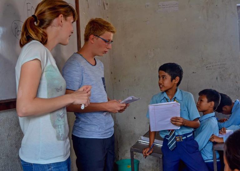 Volontärer på plats i Nepal på en skola