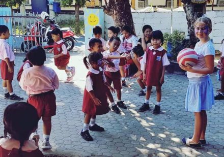 volontarresa-med-barn-bali